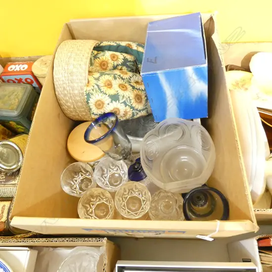 BOX LOT GLASSES / PORCELAIN ETC..