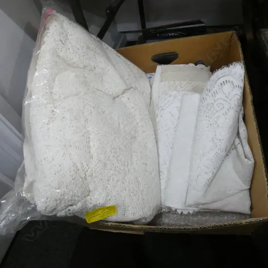 BOX LINEN / LACE ETC. INCL QUEEN BED HAND CROCHETED BEDSPREAD 