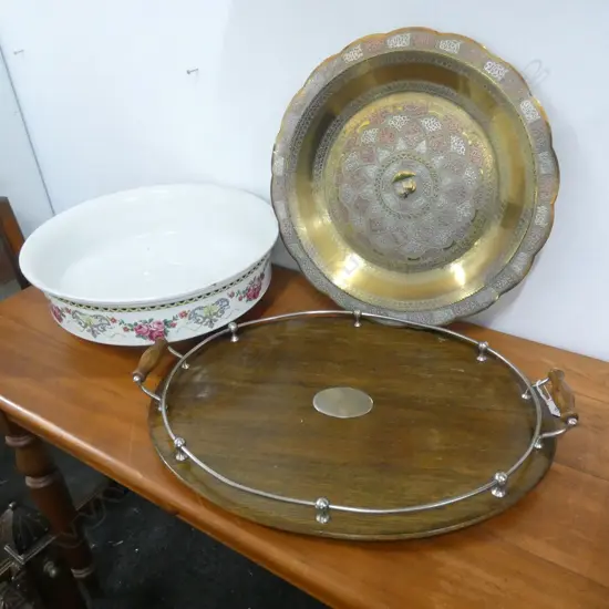 2 TRAYS; OLD OAK (L525MM) & ROUND BRASS + XL OLD PORCELAIN BOWL (DIA 395MM)