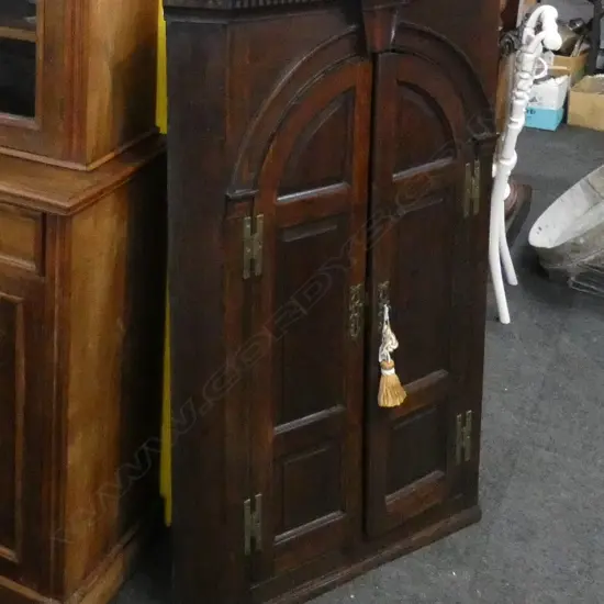 GEORIGAN MAHOGANY CORNER CABINET...