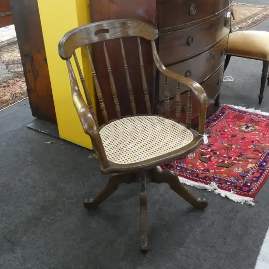 SPINDLE BACK CAPTAINS CHAIR 