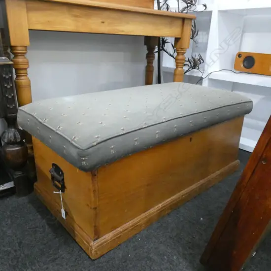 PINE CHEST w. UPHOLSTERED TOP L.950mm