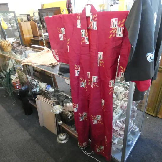 VINTAGE FULL LENGTH JAPANESE SILK KIMONO - RED w GEOMETRIC PRINT - FULLY LINED