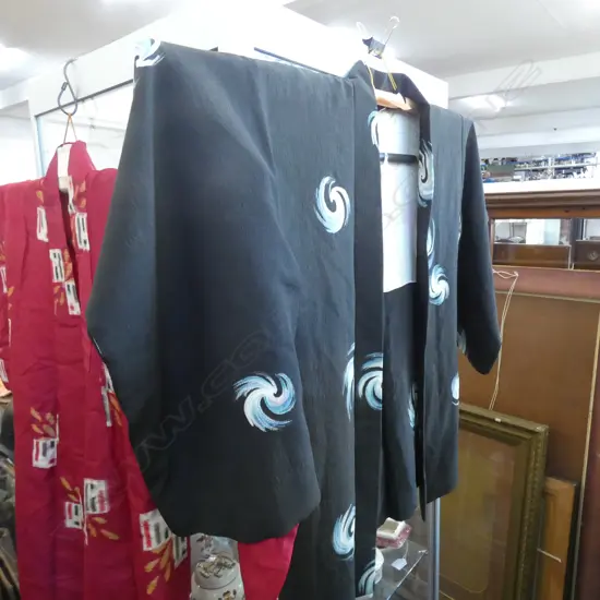 VINTAGE HALF LENGTH TRADITIONAL JAPANESE SILK KIMONO - BLACK w B SWIRL DESIGN  / HALF LINED