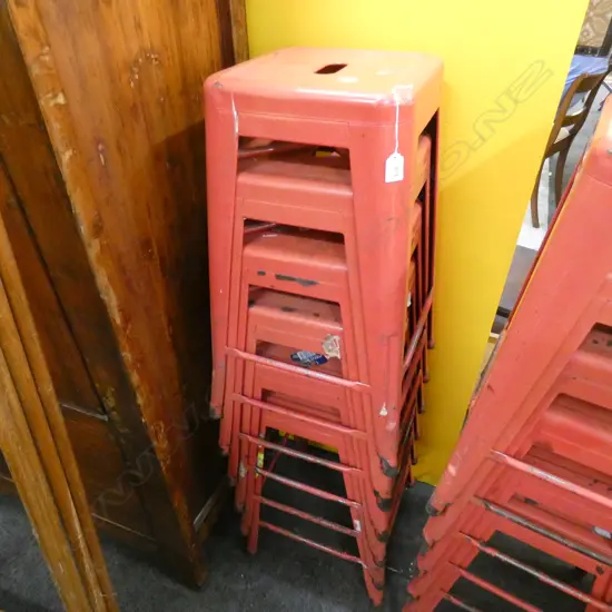6 RED METAL STOOLS H.660mm