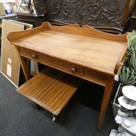 RIMU HALL TABLE 1030x535x865mm