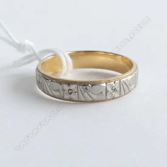 18CT & ENGRAVED PALLADIUM BAND RING NEW OLD STOCK 3.26gms