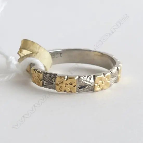 18CT & ENGRAVED PALLADIUM BAND RING NEW OLD STOCK 2.83gms