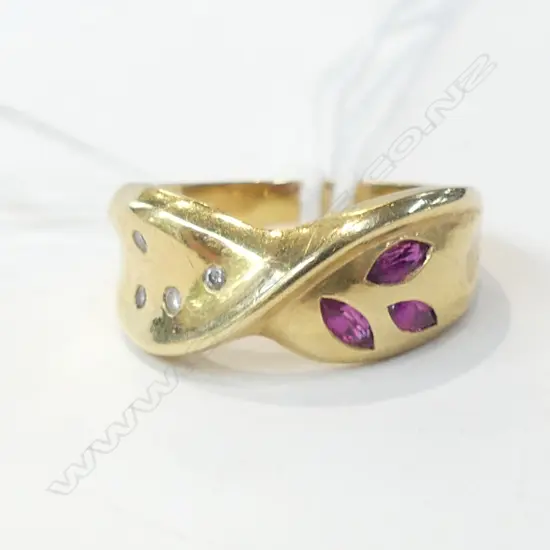 18CT GOLD RUBY & DIAMOND RING CROSS-OVER 4.7gms