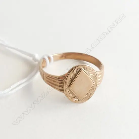 9CT GOLD DIAMOND SHAPE ON OVAL PANEL SIGNET RING 3.33gms