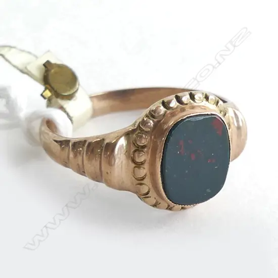 9CT GOLD RING WITH BLOODSTONE PANEL 4.36gms
