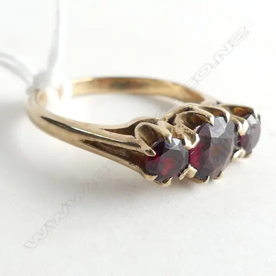 9 CT GARNET RING 3.2 GRAMS