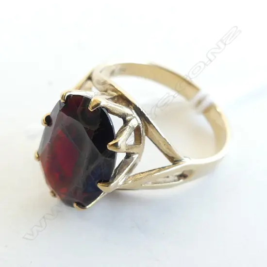 9CT GARNET RING 4.25 GMS  (SCRATCHED)