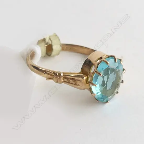 9CT GOLD RING W BLUE STONE 1.89gms