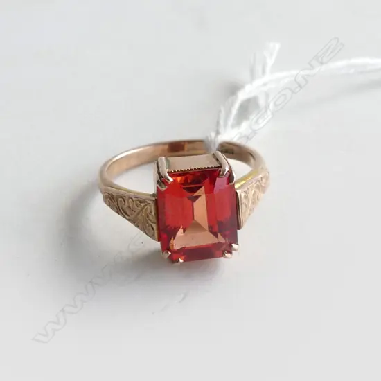 9CT GOLD RING WITH ORANGE/RED RECTANGULAR STONE