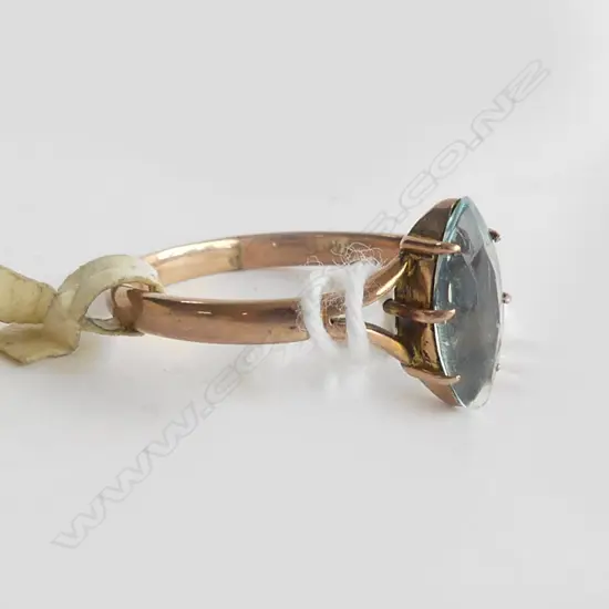 9CT GOLD RING W BLUE STONE 2.54gms