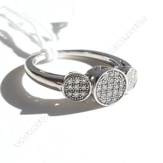 WHITE GOLD & PAVE DIAMOND RING 2.8GMS