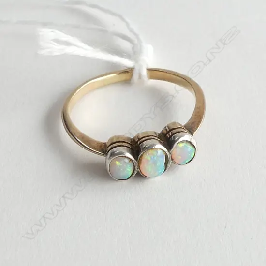 VINTAGE 9CT & 3 OPAL RING some chipping 2.3gms