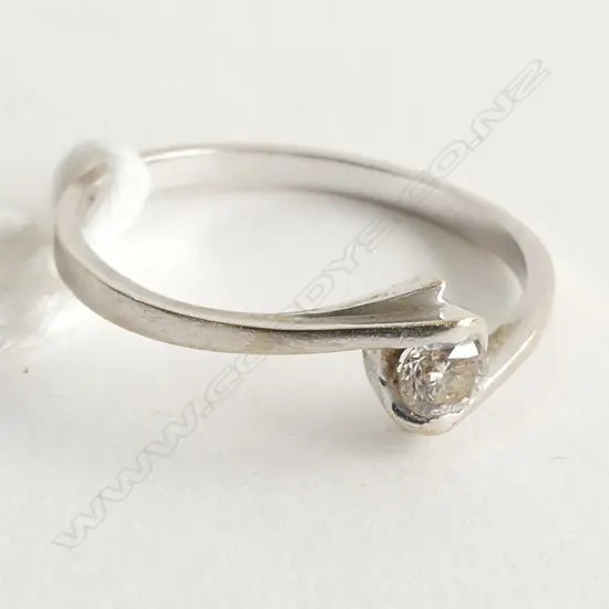 (71) 18CT WHITE GOLD 0.13CT DIAMOND SOLITAIRE RING
