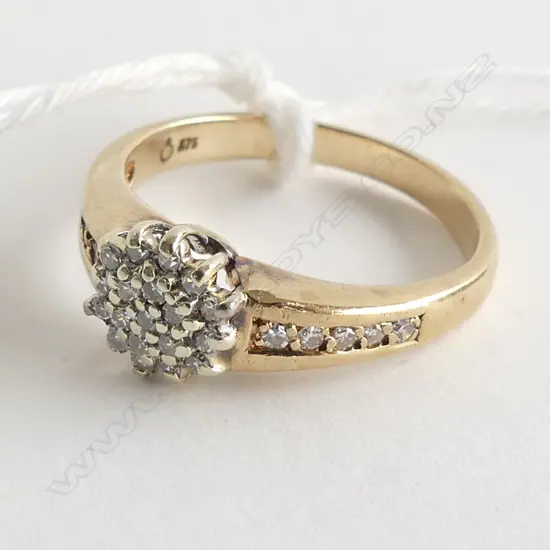 (59) 9CT GOLD DIAMOND CLUSTER RING