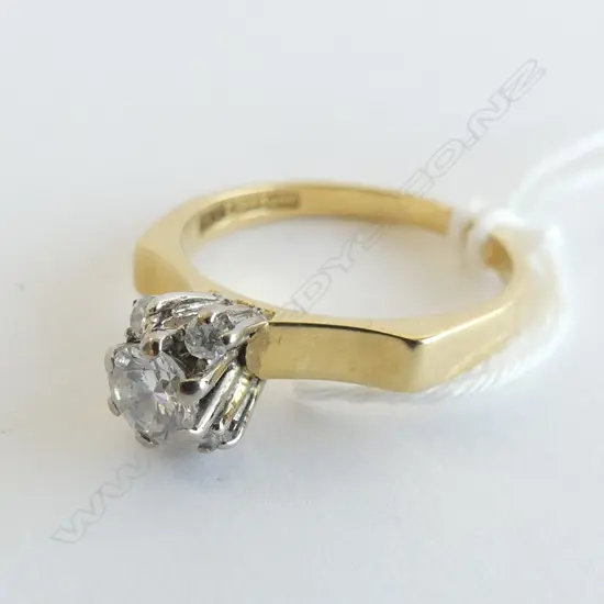 18CT & DIA. ABOUT 0.35ct RING