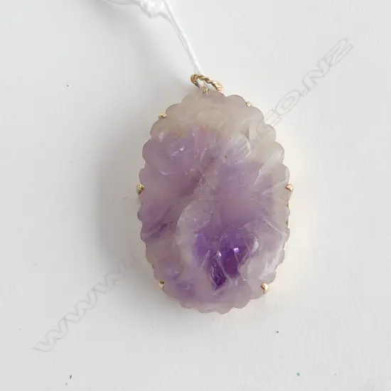 9CT GOLD FRAMED CARVED CHINESE AMETHYST PENDANT H.37mm