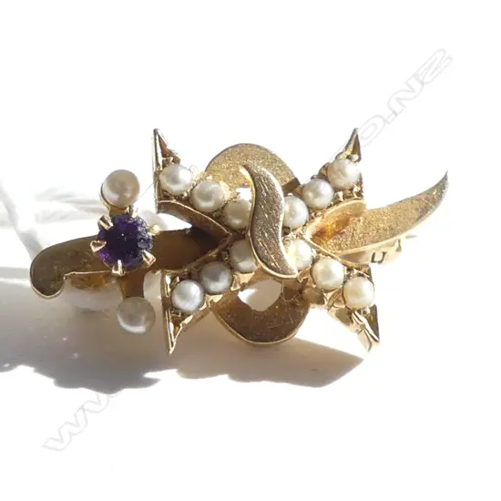 14CT GOLD JESSOP PURPLE STONE & SEED PEARL BROOCH  1.9GMS