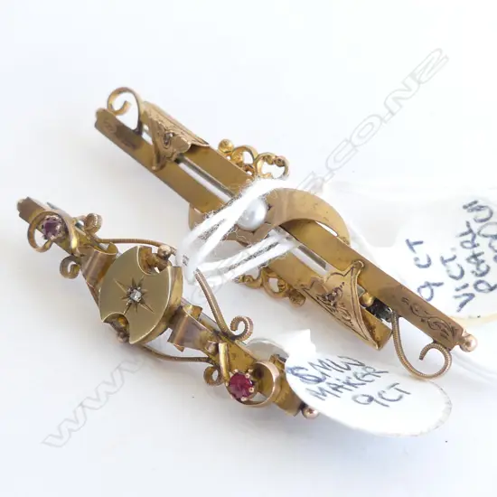 2 VICTORIAN 9CT FANCY BAR BROOCHES 6.4gms