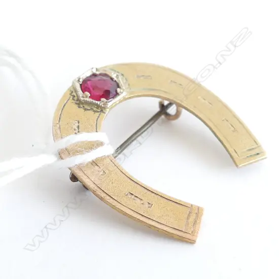 C1900 9CT GOLD LUCKY HORSE SHOE BROOCH 2.5gms
