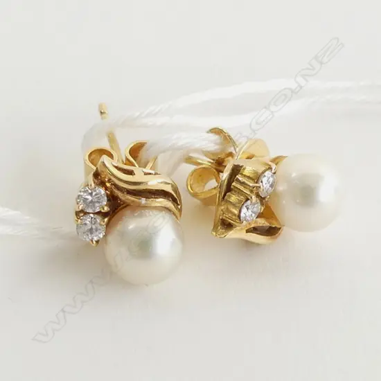 PR 18CT GOLD PEARL & 2 DIAMOND STUD EARRINGS 3.7gms