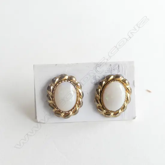 PR GOLD PLATE & MILK OPAL EARRINGS