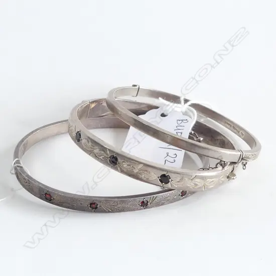 3 925 SILVER BANGLES; 2 w. JEWELS; 41 GRAMS