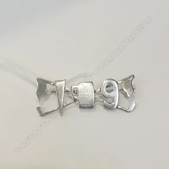 STG SILVER GOLFING BROOCH 19TH HOLE, STAMPED STERLING L 60MM
