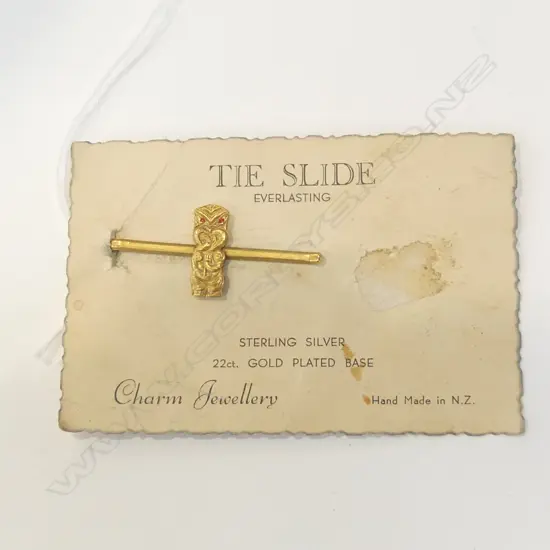VINTAGE STG SILVER & 22CT GOLD PLATE BASE, MAORI TIKI HAIR SLIDE OR TIE PIN, MADE IN NZ - ON ORIGINAL CARD