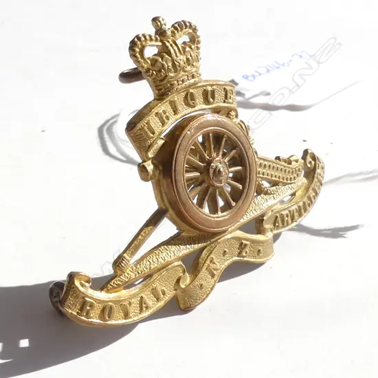 ROYAL NEW ZEALAND ARTILLERY CAP BADGE 