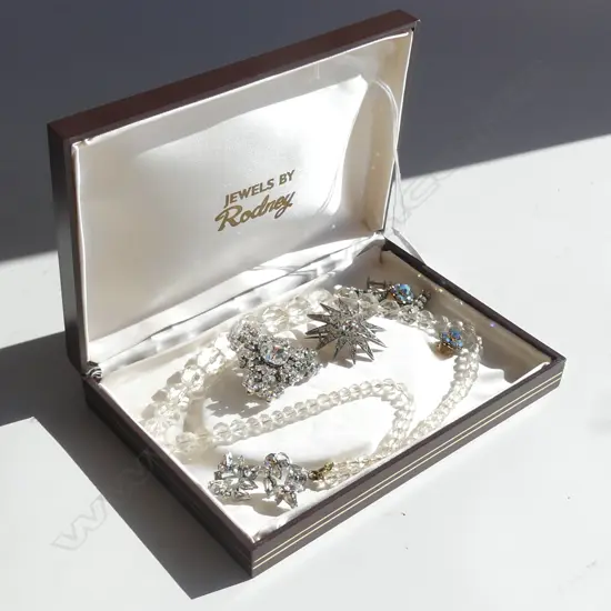 DIAMANTE & CRYSTAL GLASS BEAD JEWELLERY; NECKLACE, 2 BROOCHES & 3 PRS EARRINGS (CLIP & SCREW)