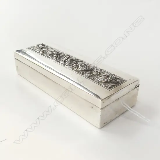 STG SILVER LIDDED  WOOD LINED BOX WITH REPOUSSE DECORATION, STAMPED SS 900, L 140MM