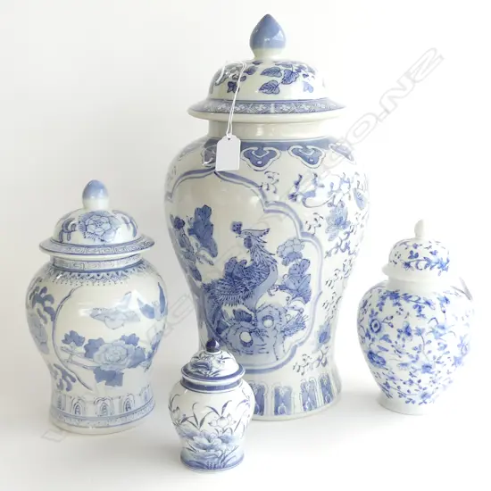 4 GRADUA TED LIDDED GINGER JARS; H.400 / 120mm