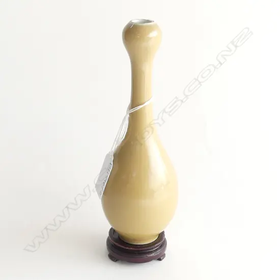 CHINESE VASE w. OCHRE GLAZE H.175mm + STAND