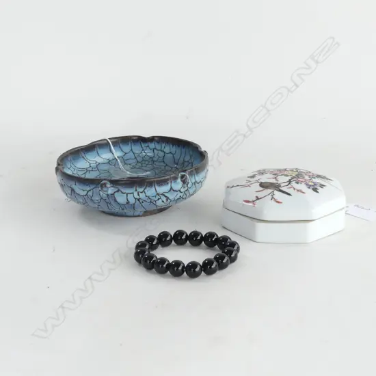 ORIENTAL LIDDED CONTAINER (DIA 100MM) +BLUE POTTERY DISH (DIA 135MM) + PRAYER BEADS 