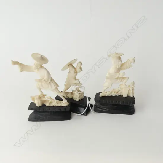 3 ORIENTAL IVORY FISHERMAN FIGURES ON WOODEN STANDS H. 80, 75 & 60MM