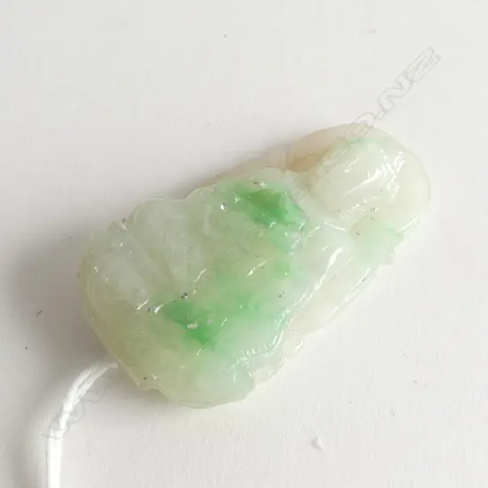 CHINESE PALE JADE BUDDHA PENDANT VIBRANT GREEN HIGHLIGHT
