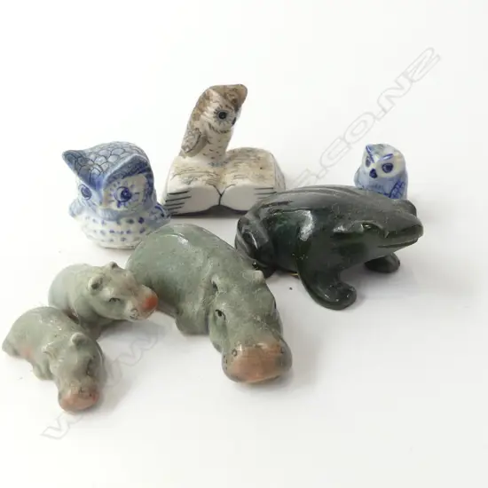 7 MINIATURE ANIMALS; OWLS, HIPPOS & FROG 