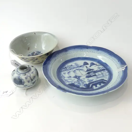 CHINESE PROVINCAL B/W PLATE AND BOWL BOTH A/F WITH SMALL JARLET D 200 MM