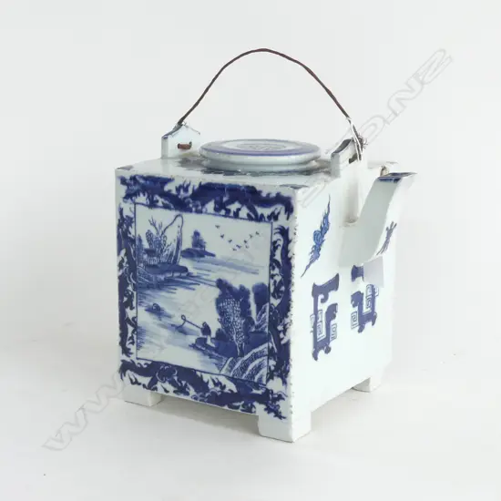 LG ORIENTAL BLUE & WHITE TEAPOT H 175MM