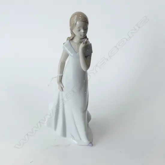 LLADRO FIGURINE; GIRL w. FLOWERS H.225mm