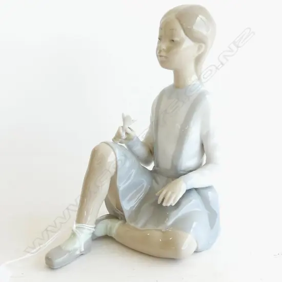 LLADRO GIRL WITH A FLOWER