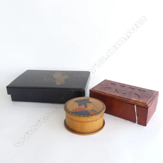 3 BOXES; LEATHER TOOLED (L 205MM) CARVED WOODEN (DIA 125MM) + ORIENTAL BLACK LACQUER WITH GOLD FAN DESIGN (L 300MM) 