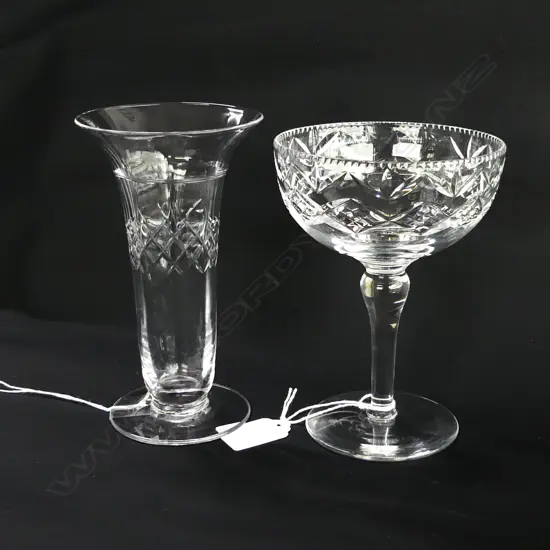 WEBB CORBETT CRYSTAL STEMMED CHAMPAGNE GLASS (H 150MM) + TUDOR CRYSTAL VASE (H 155MM)