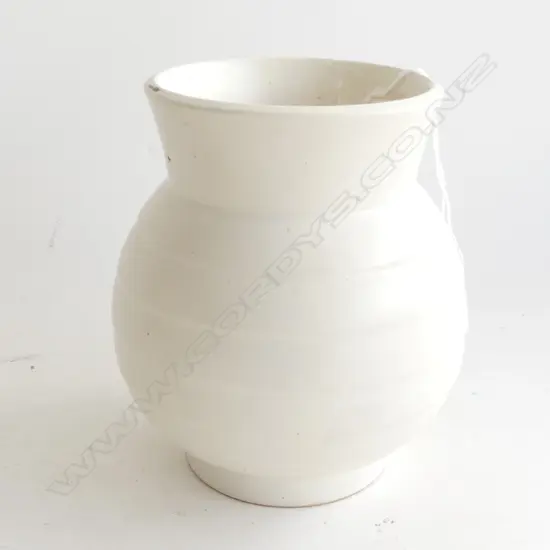 (20664) CROWN LYNN HAND POTTED VASE #24 H. 135mm